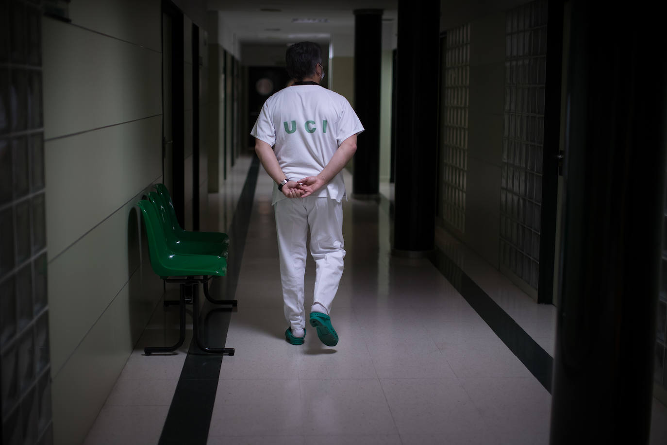 Sanitarios de la UCI del Virgen de las Nieves extreman las precauciones