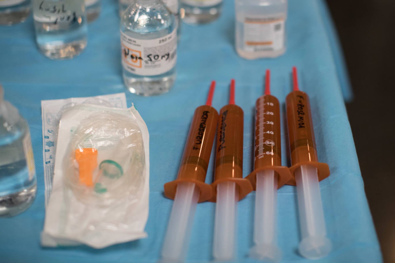 Sanitarios de la UCI del Virgen de las Nieves extreman las precauciones