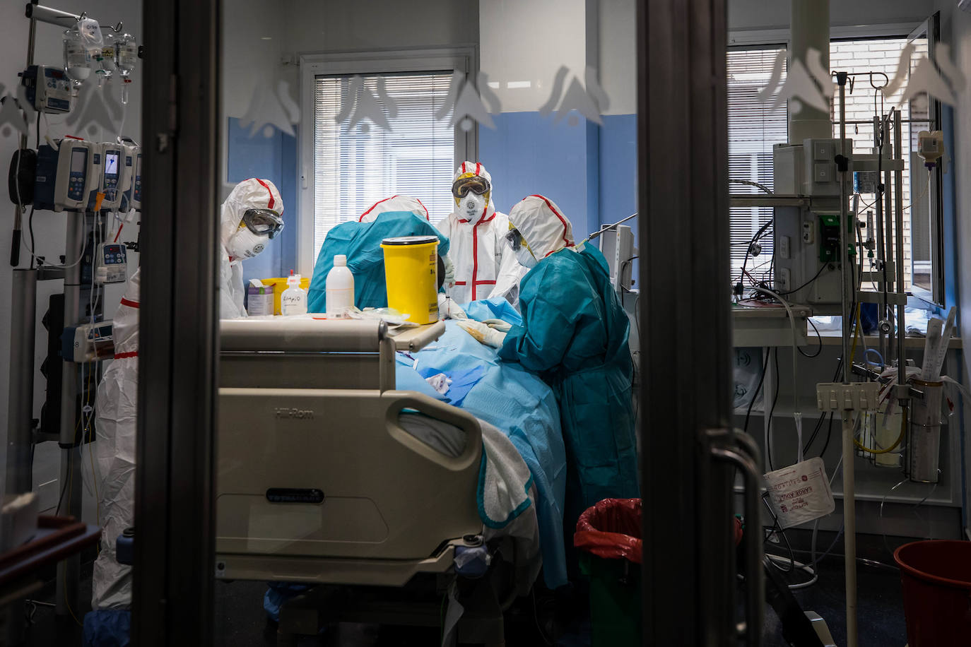 Sanitarios de la UCI del Virgen de las Nieves extreman las precauciones