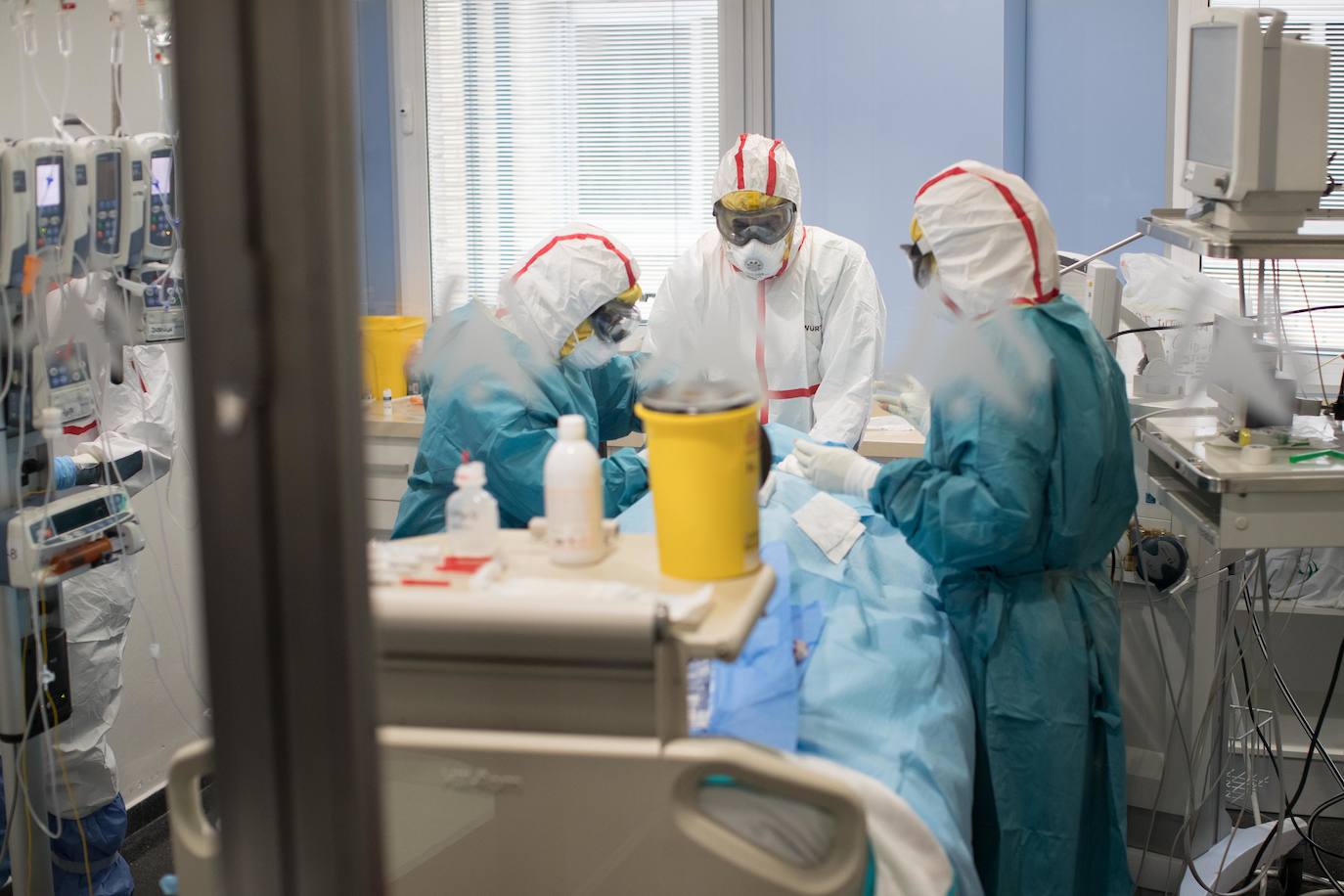 Sanitarios de la UCI del Virgen de las Nieves extreman las precauciones