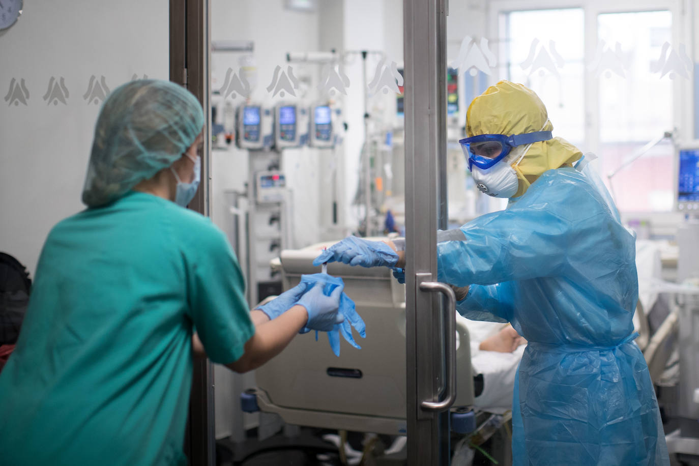 Sanitarios de la UCI del Virgen de las Nieves extreman las precauciones