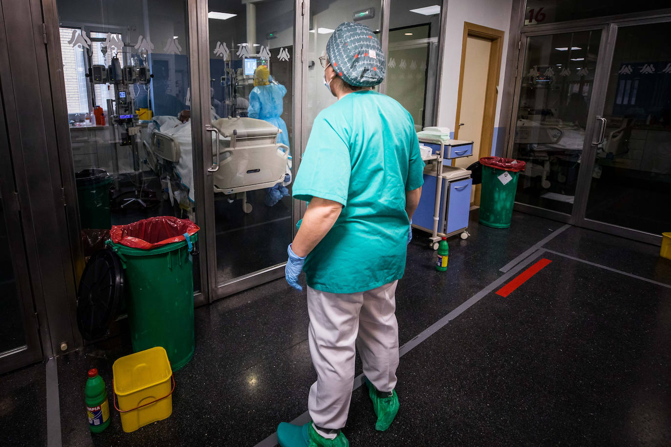 Sanitarios de la UCI del Virgen de las Nieves extreman las precauciones