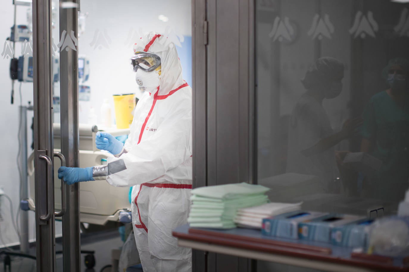 Sanitarios de la UCI del Virgen de las Nieves extreman las precauciones