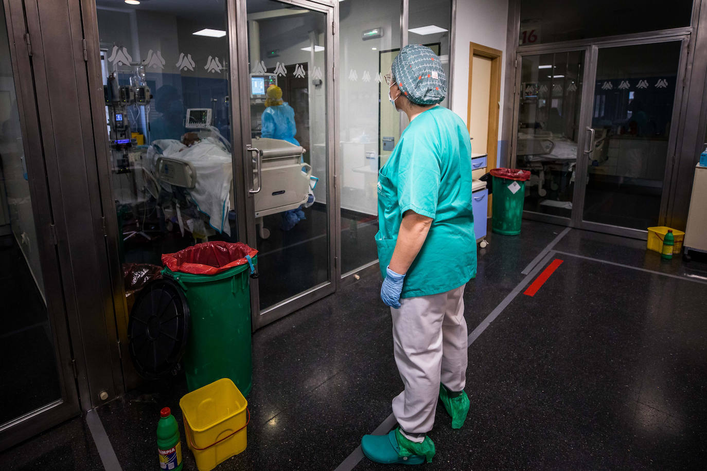 Sanitarios de la UCI del Virgen de las Nieves extreman las precauciones