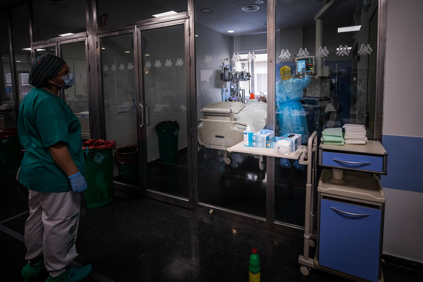Sanitarios de la UCI del Virgen de las Nieves extreman las precauciones