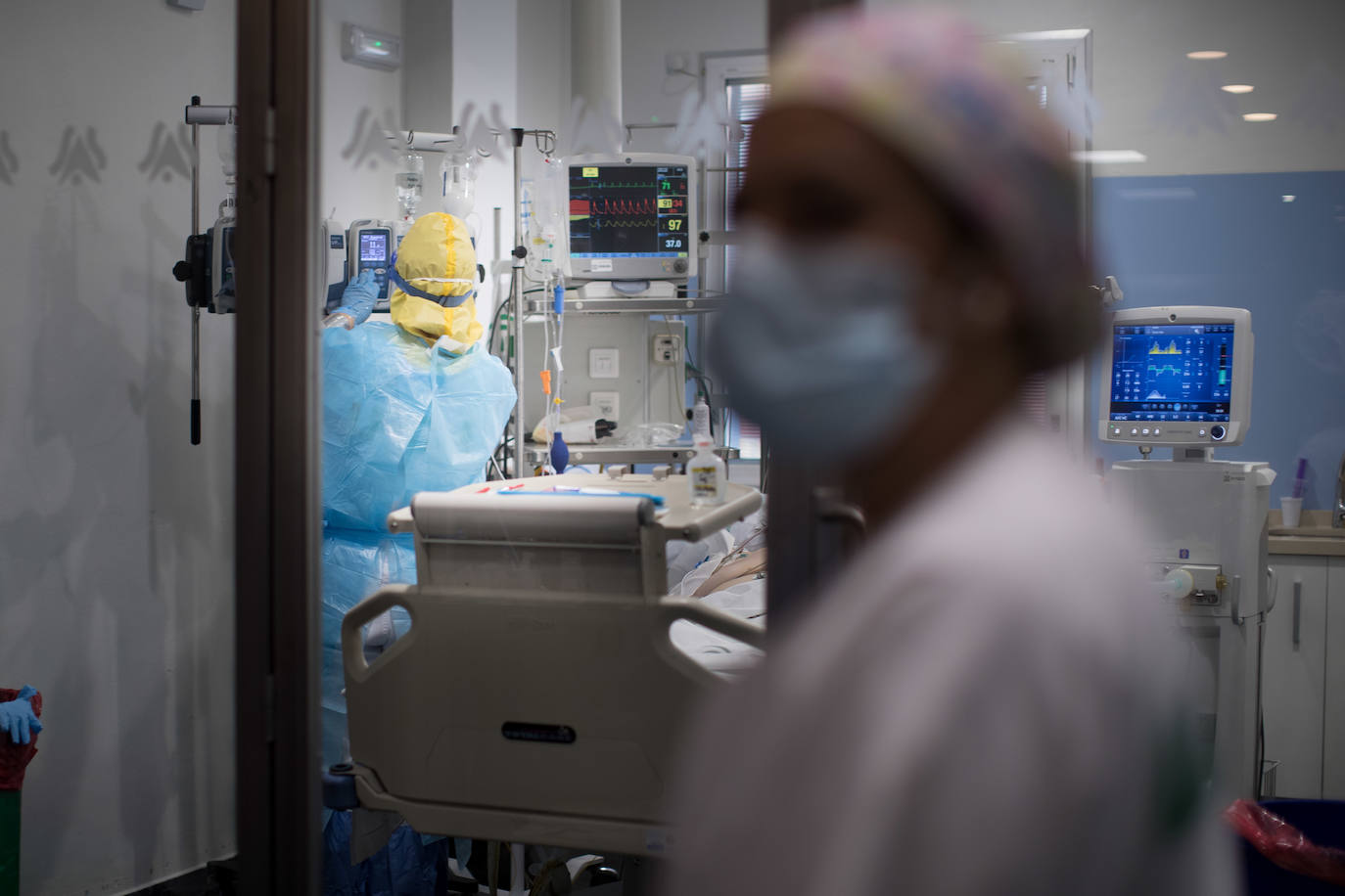 Sanitarios de la UCI del Virgen de las Nieves extreman las precauciones