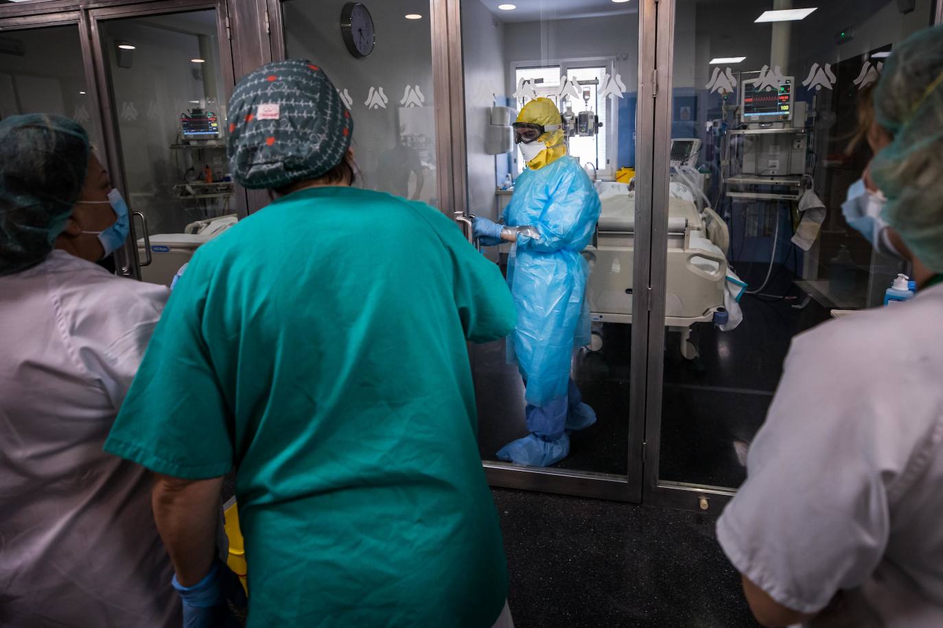 Sanitarios de la UCI del Virgen de las Nieves extreman las precauciones
