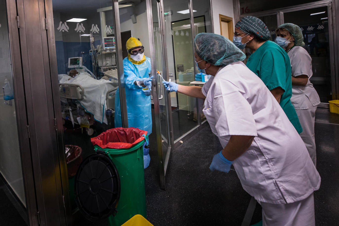 Sanitarios de la UCI del Virgen de las Nieves extreman las precauciones