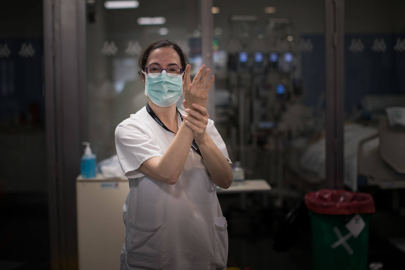 Sanitarios de la UCI del Virgen de las Nieves extreman las precauciones