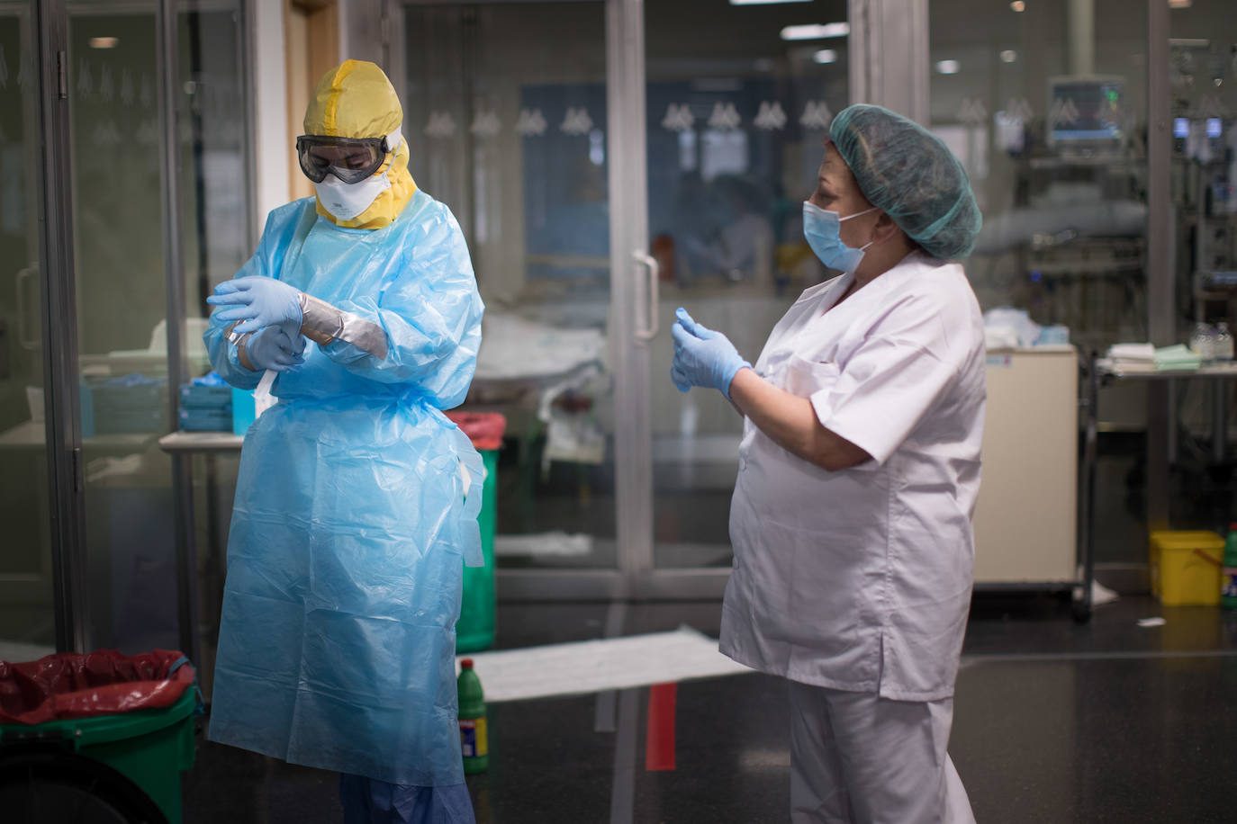 Sanitarios de la UCI del Virgen de las Nieves extreman las precauciones