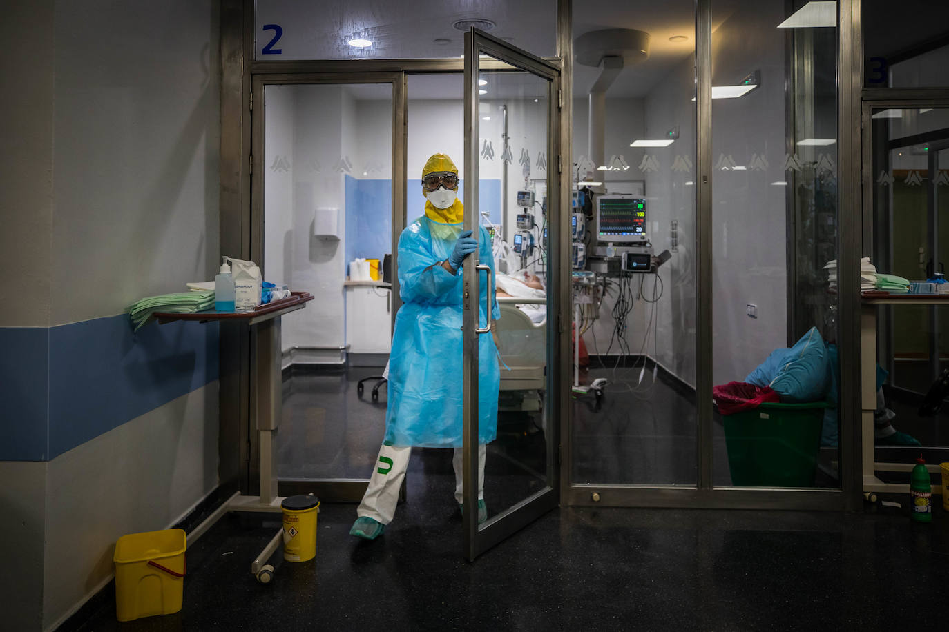 Sanitarios de la UCI del Virgen de las Nieves extreman las precauciones