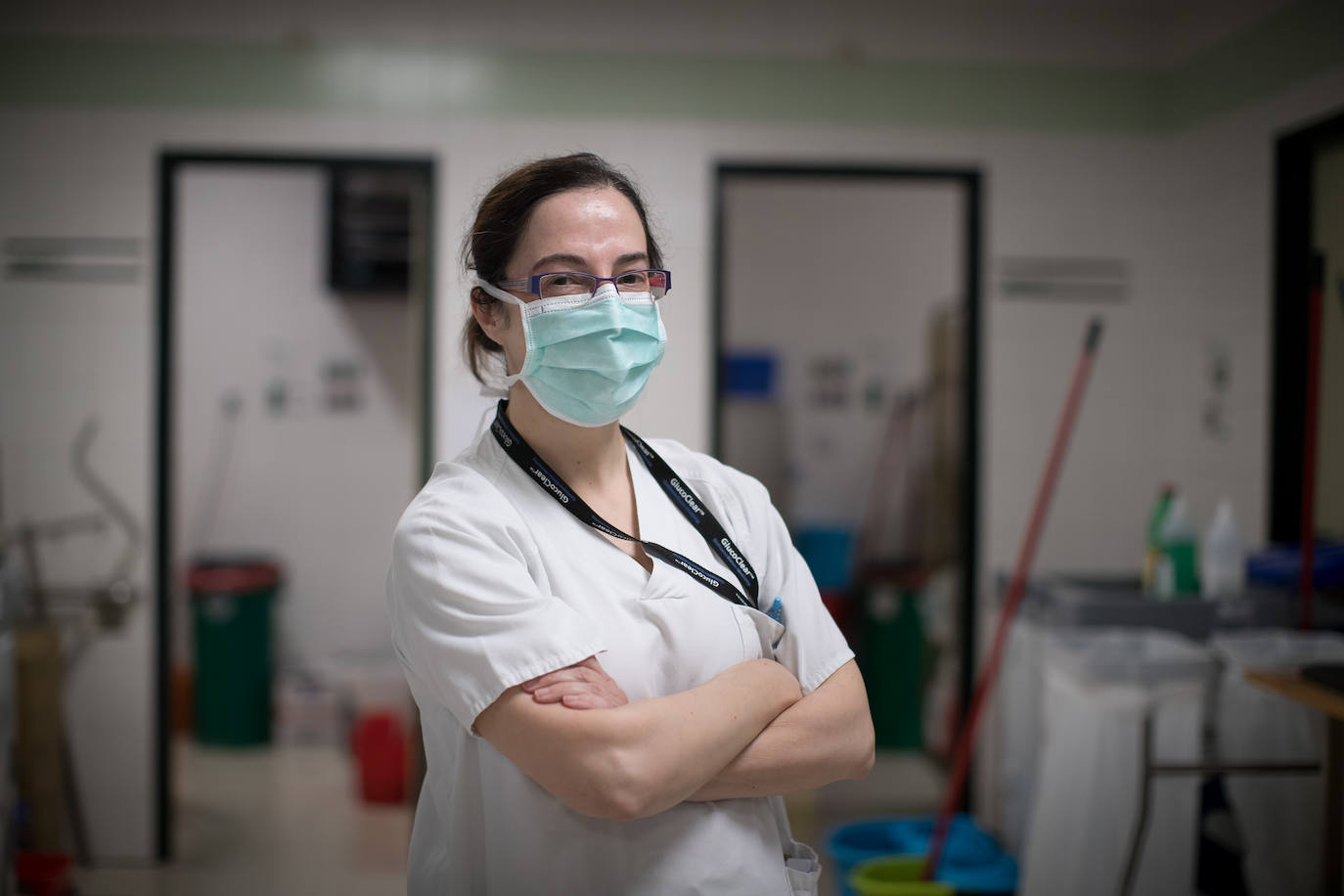 Sanitarios de la UCI del Virgen de las Nieves extreman las precauciones