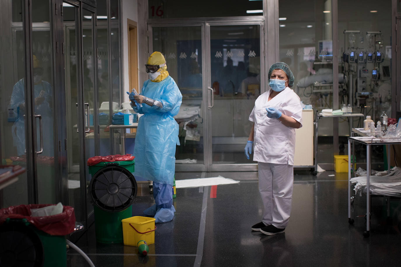 Sanitarios de la UCI del Virgen de las Nieves extreman las precauciones
