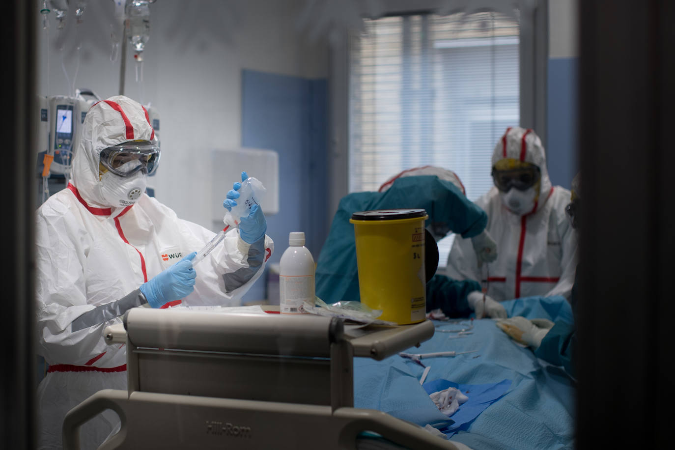 Sanitarios de la UCI del Virgen de las Nieves extreman las precauciones