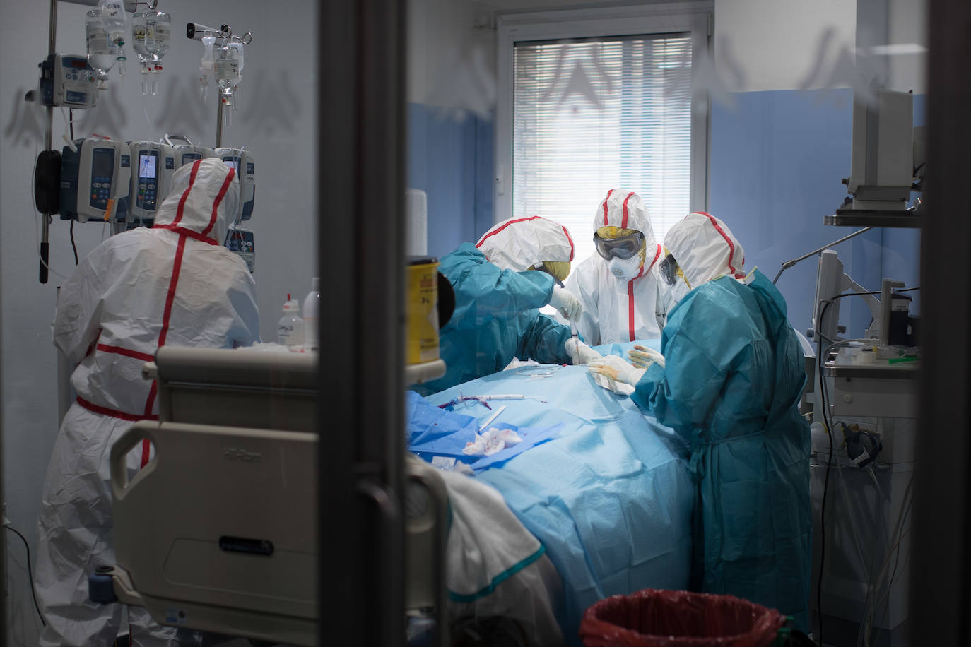 Sanitarios de la UCI del Virgen de las Nieves extreman las precauciones