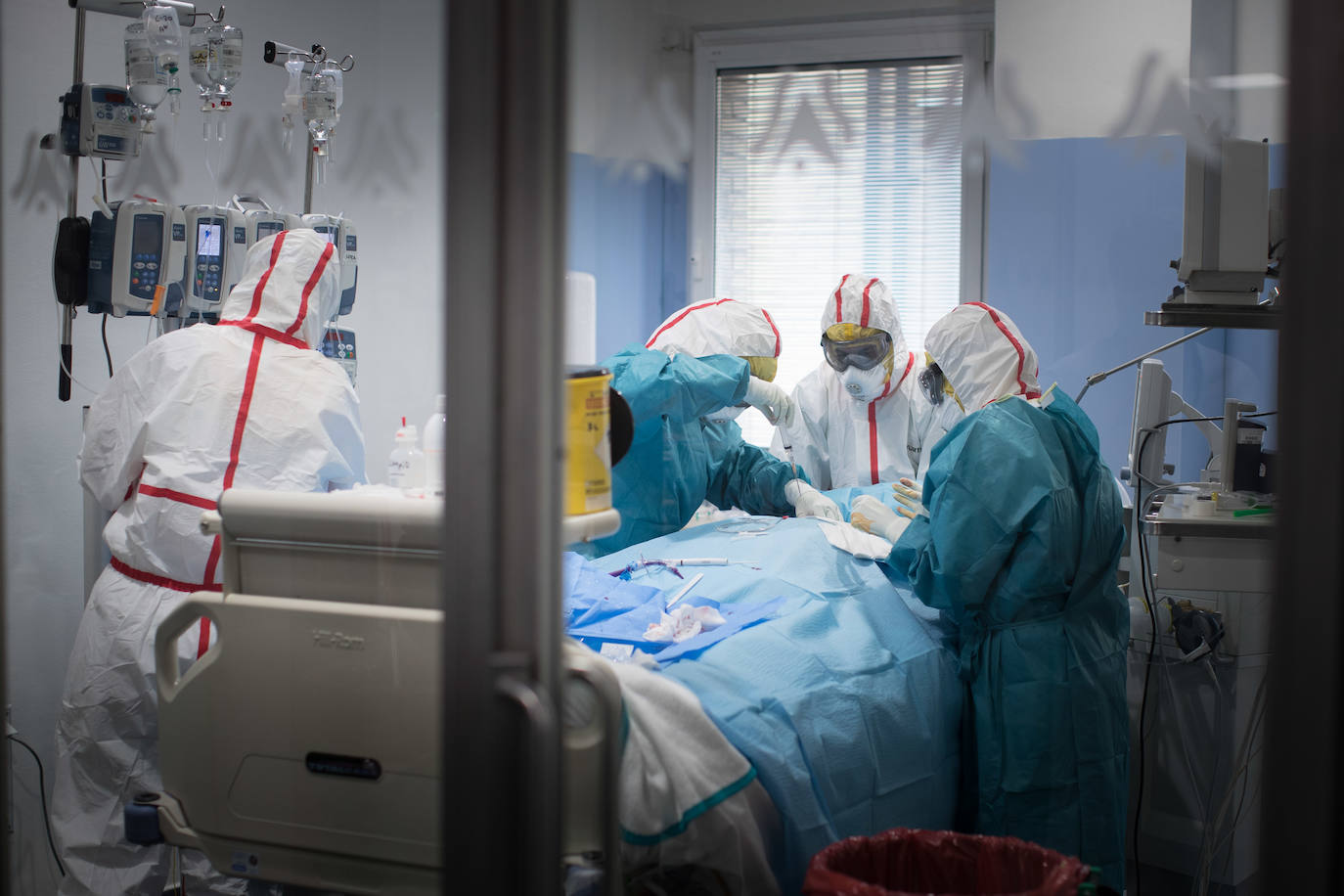 Sanitarios de la UCI del Virgen de las Nieves extreman las precauciones