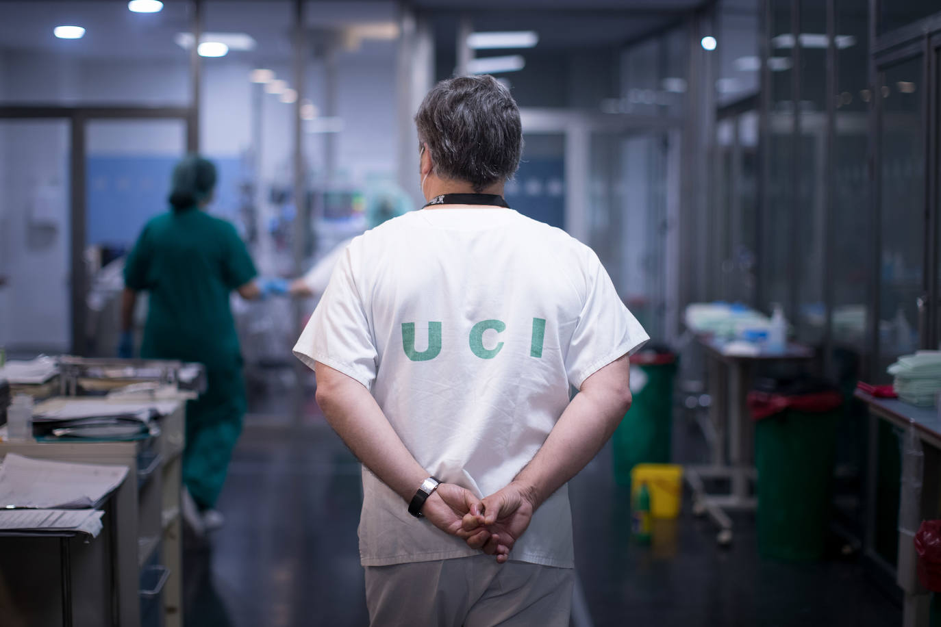 Sanitarios de la UCI del Virgen de las Nieves extreman las precauciones