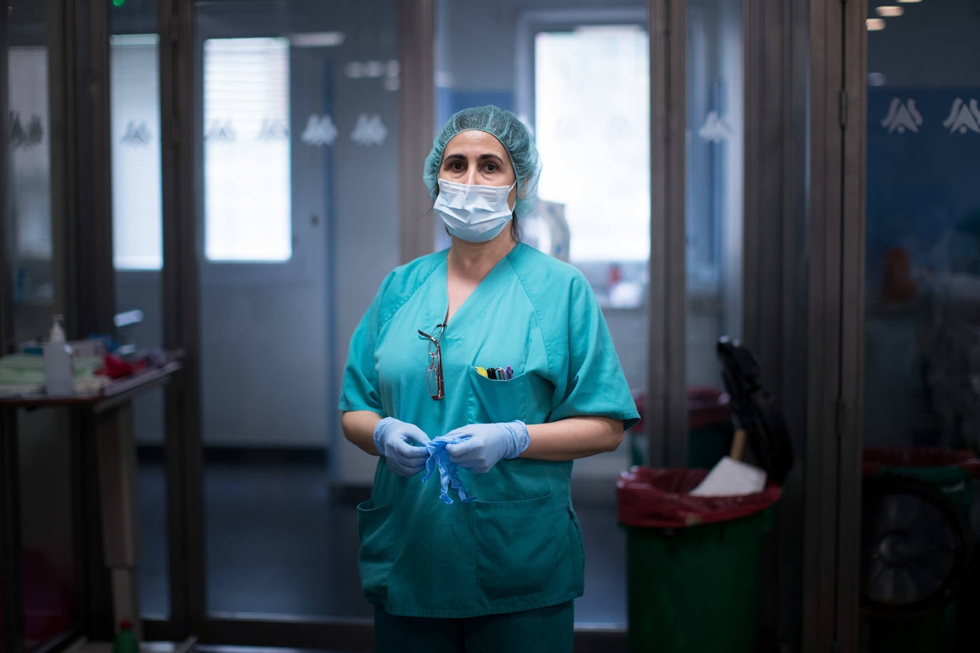 Sanitarios de la UCI del Virgen de las Nieves extreman las precauciones