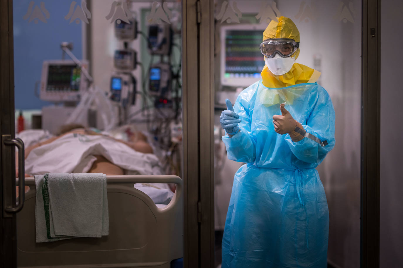 Sanitarios de la UCI del Virgen de las Nieves extreman las precauciones