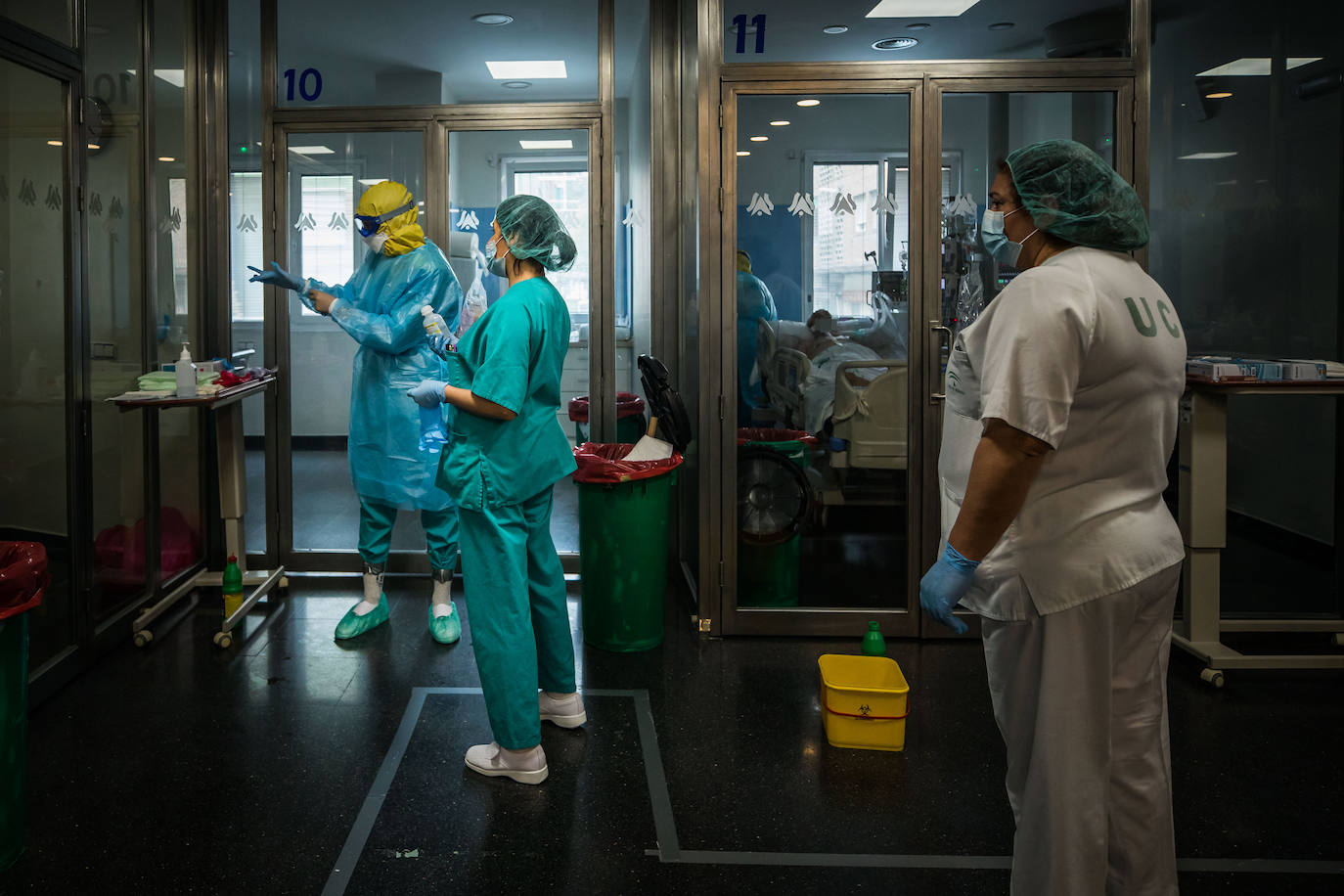 Sanitarios de la UCI del Virgen de las Nieves extreman las precauciones