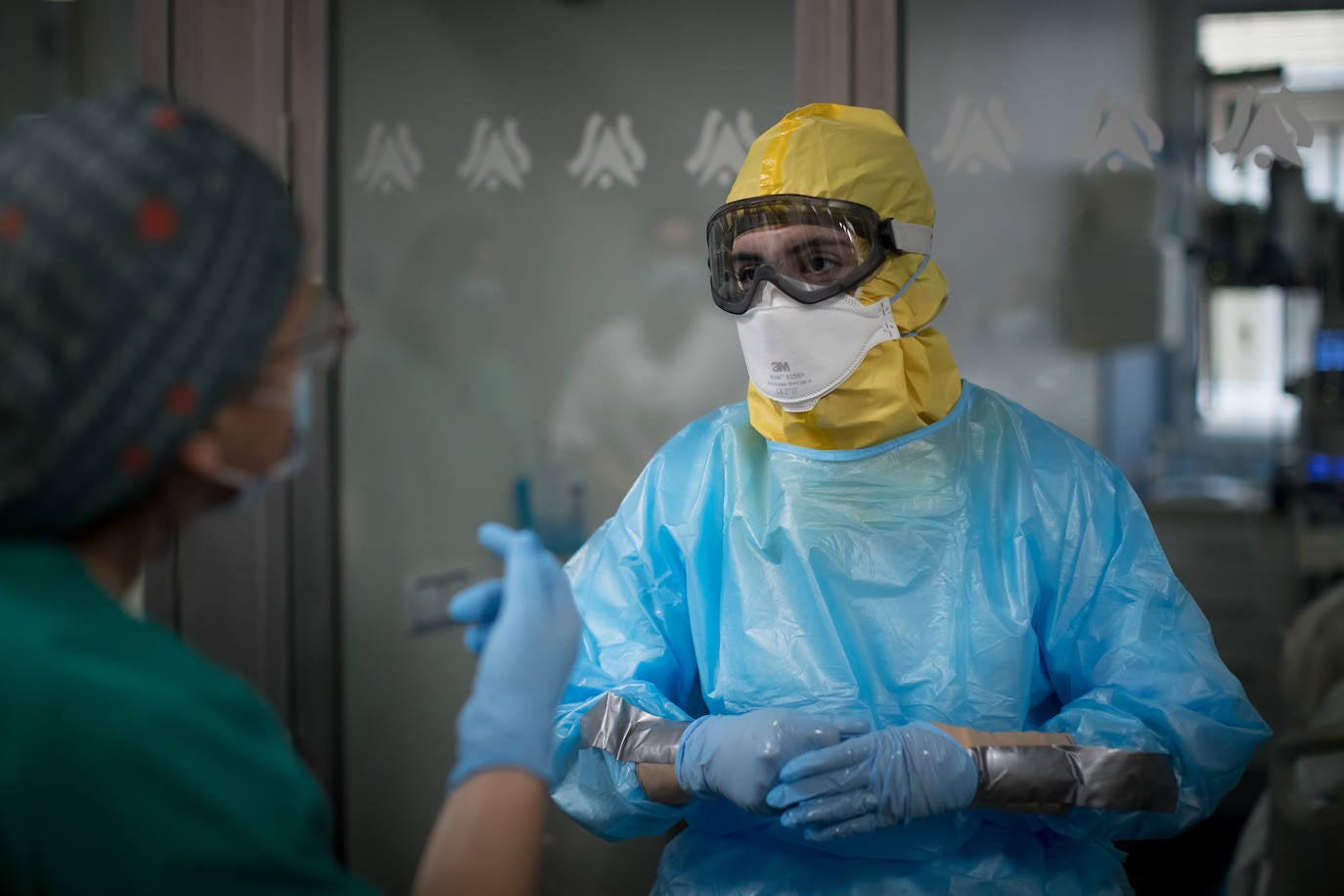 Sanitarios de la UCI del Virgen de las Nieves extreman las precauciones