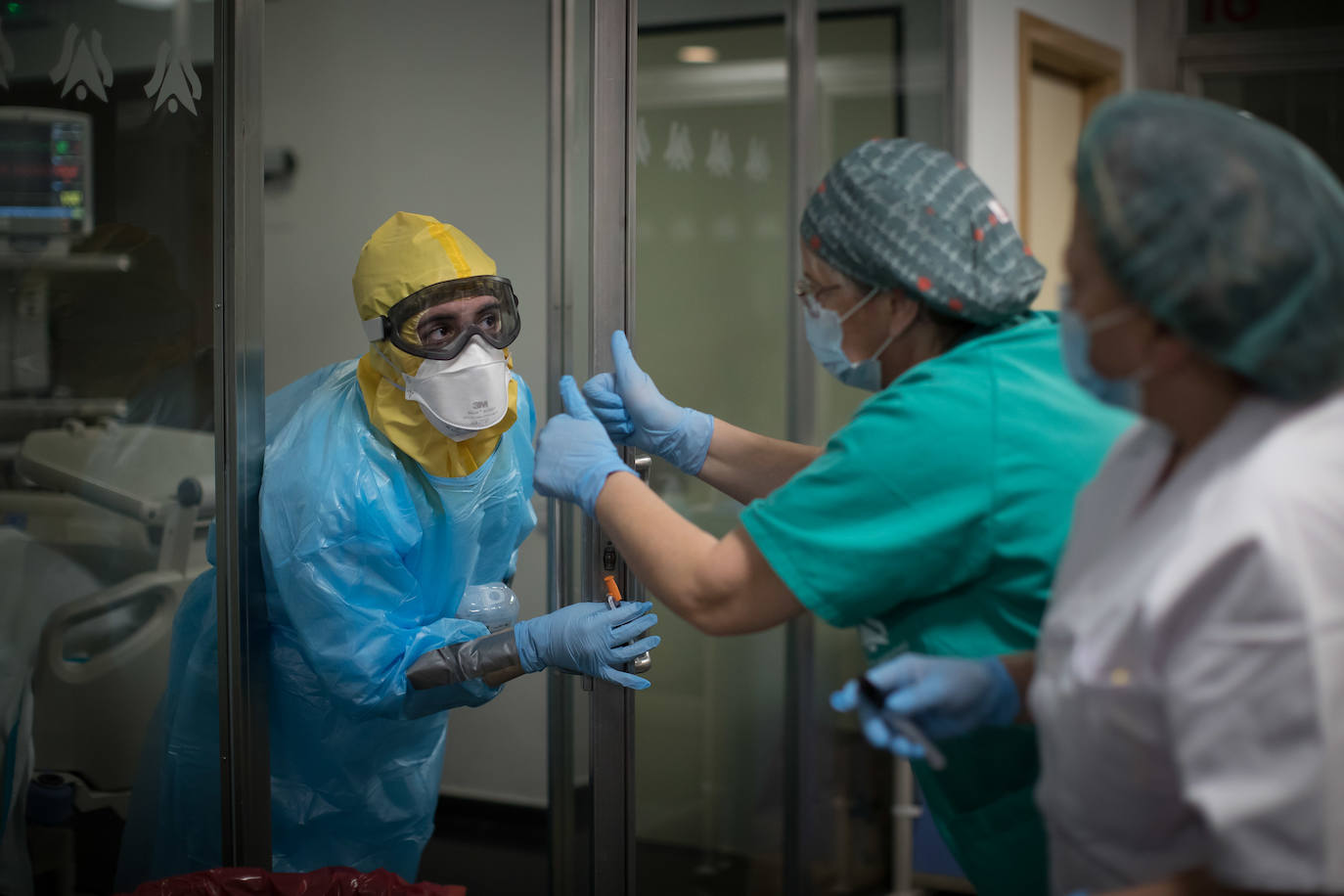 Sanitarios de la UCI del Virgen de las Nieves extreman las precauciones
