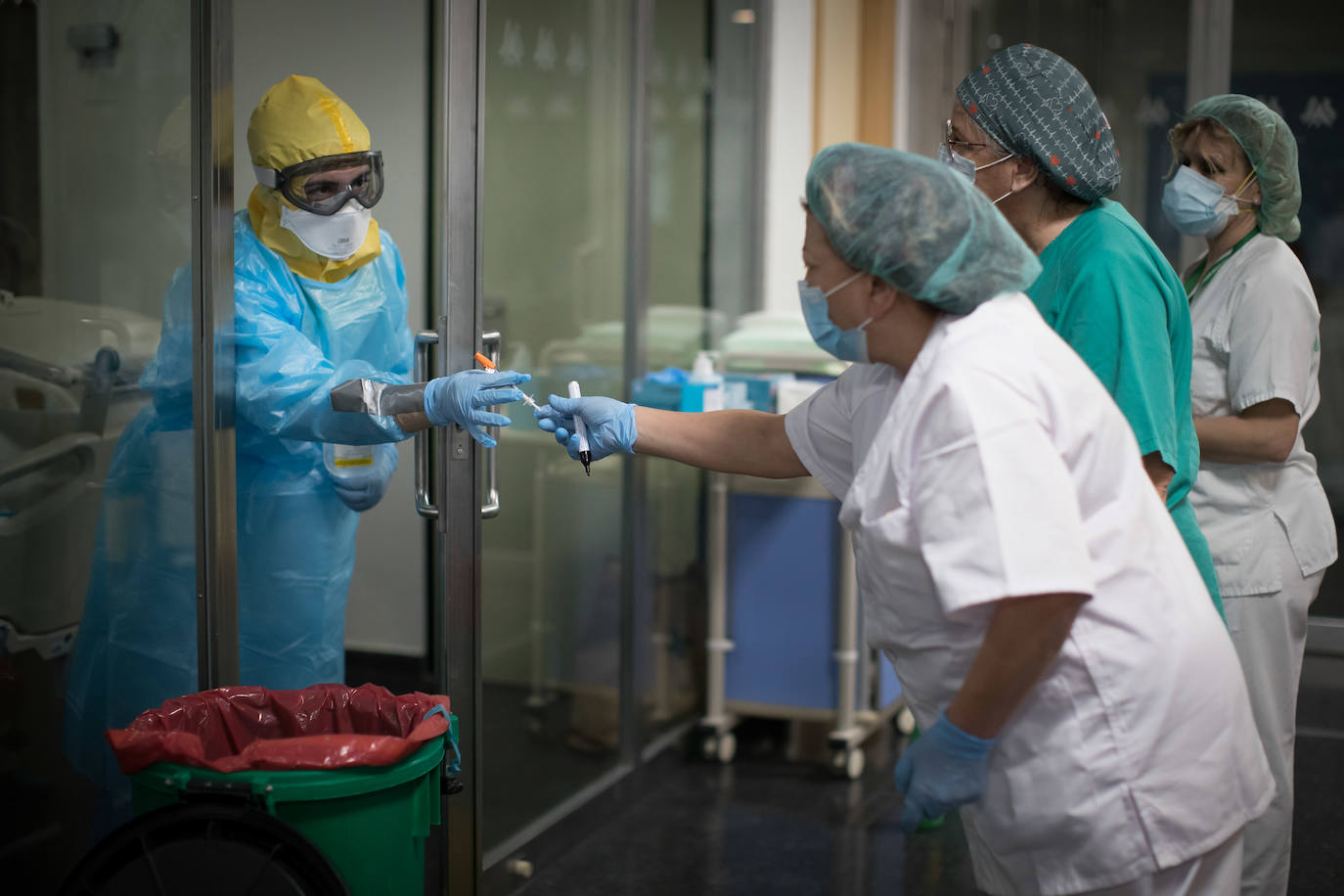 Sanitarios de la UCI del Virgen de las Nieves extreman las precauciones