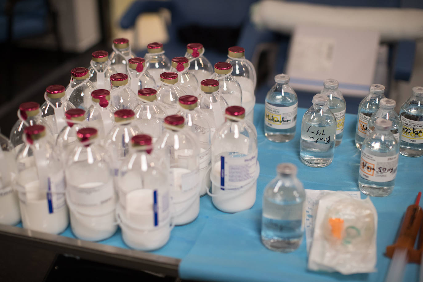 Sanitarios de la UCI del Virgen de las Nieves extreman las precauciones