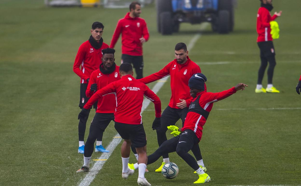 Los jugadores del Granada, durante un entrenamiento hace varias semanas. 