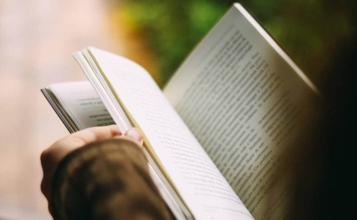 Persona leyendo.