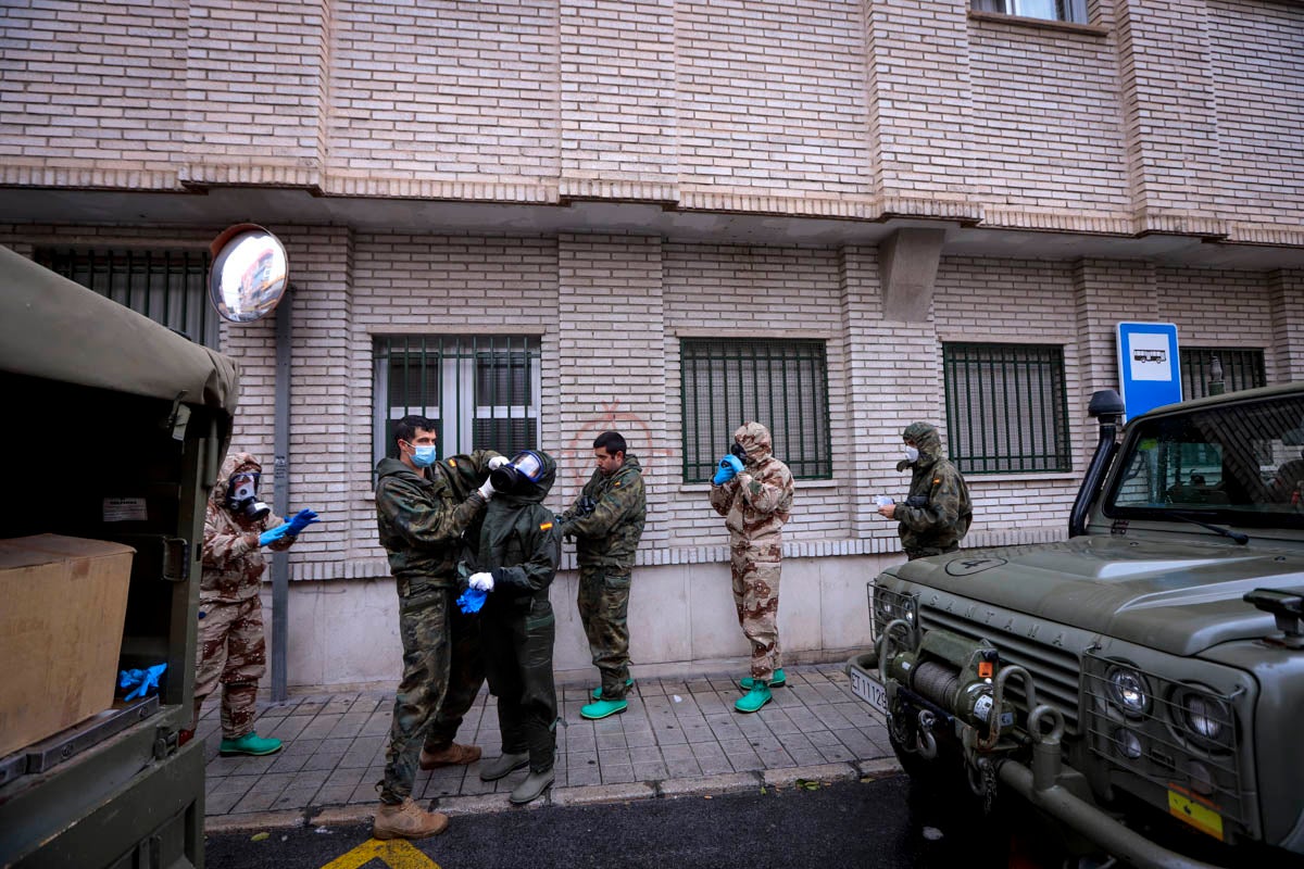 Fotos: La Legión realiza labores de desinfección en residencias de Motril