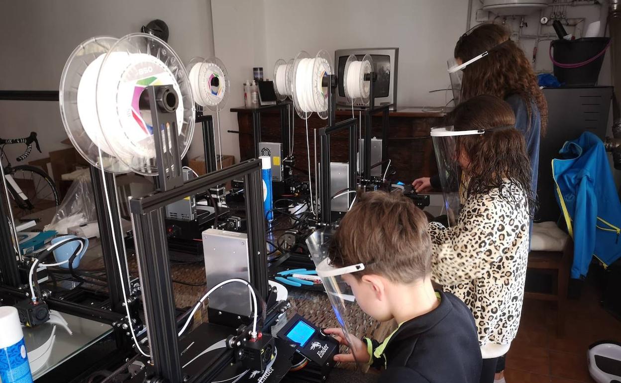 Estudiantes de Huétor Tájar diseñan máscaras en 3D para hacer frente a la crisis sanitaria.