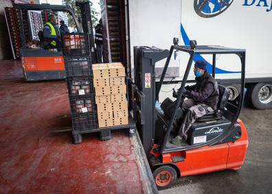 Imagen secundaria 1 - Intensa jornada de trabajo en el centro de distribución del Banco de Alimentos en MercaGranada.