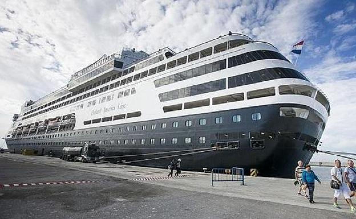 La crisis sanitaria obliga a cancelar seis cruceros y deja en el aire otras 11 escalas en el puerto Motril
