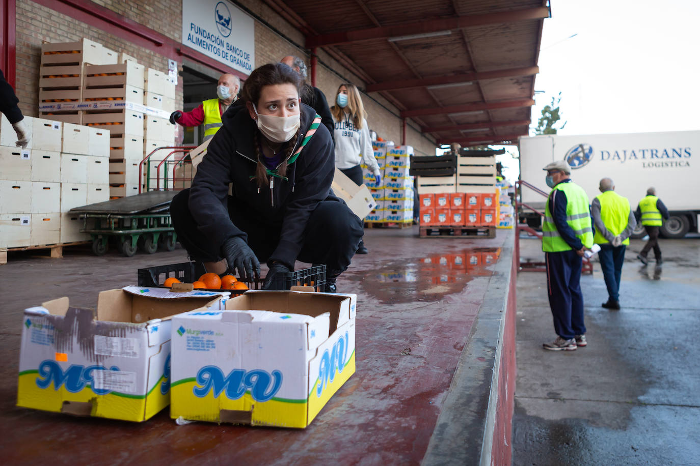Cuarenta voluntarios trabajan en la operativa del Banco de Alimentos los miércoles, el único día en que abren la nave de MercaGranada.