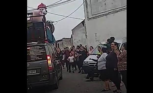Vecinos bailando en el barrio de Vista Alegre de Beas de Segura.