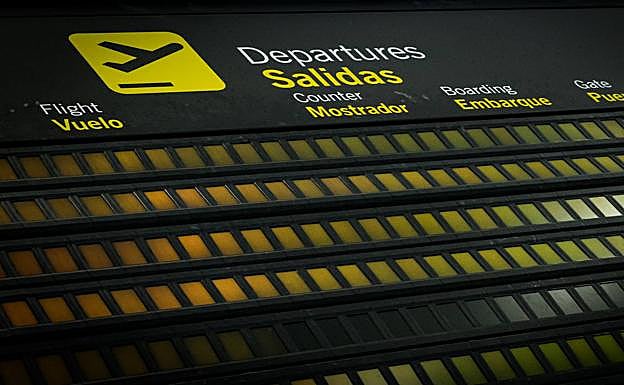 Imagen principal - Paneles vacíos, sin colas en mostradores y con el personal mínimo.