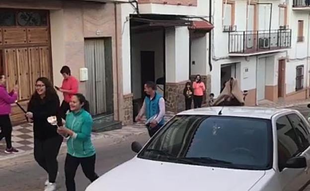 Vecino de la Puerta de Segura procesionando por la calle.