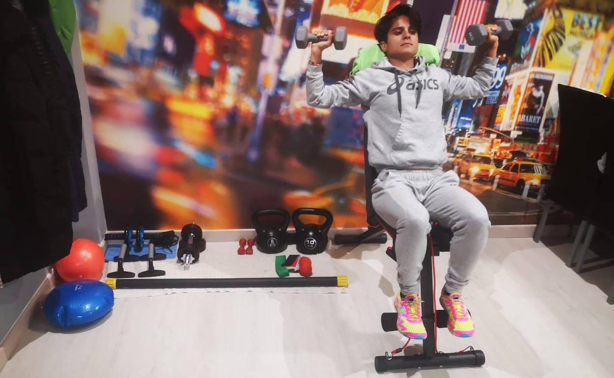 María Pérez sigue entrenando en su piso con nuevo material. 