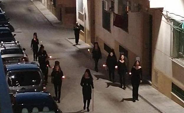 Una de las mujeres de mantilla de la procesión de Porcuna: “Ha sido inconsciente. Pedimos perdón”