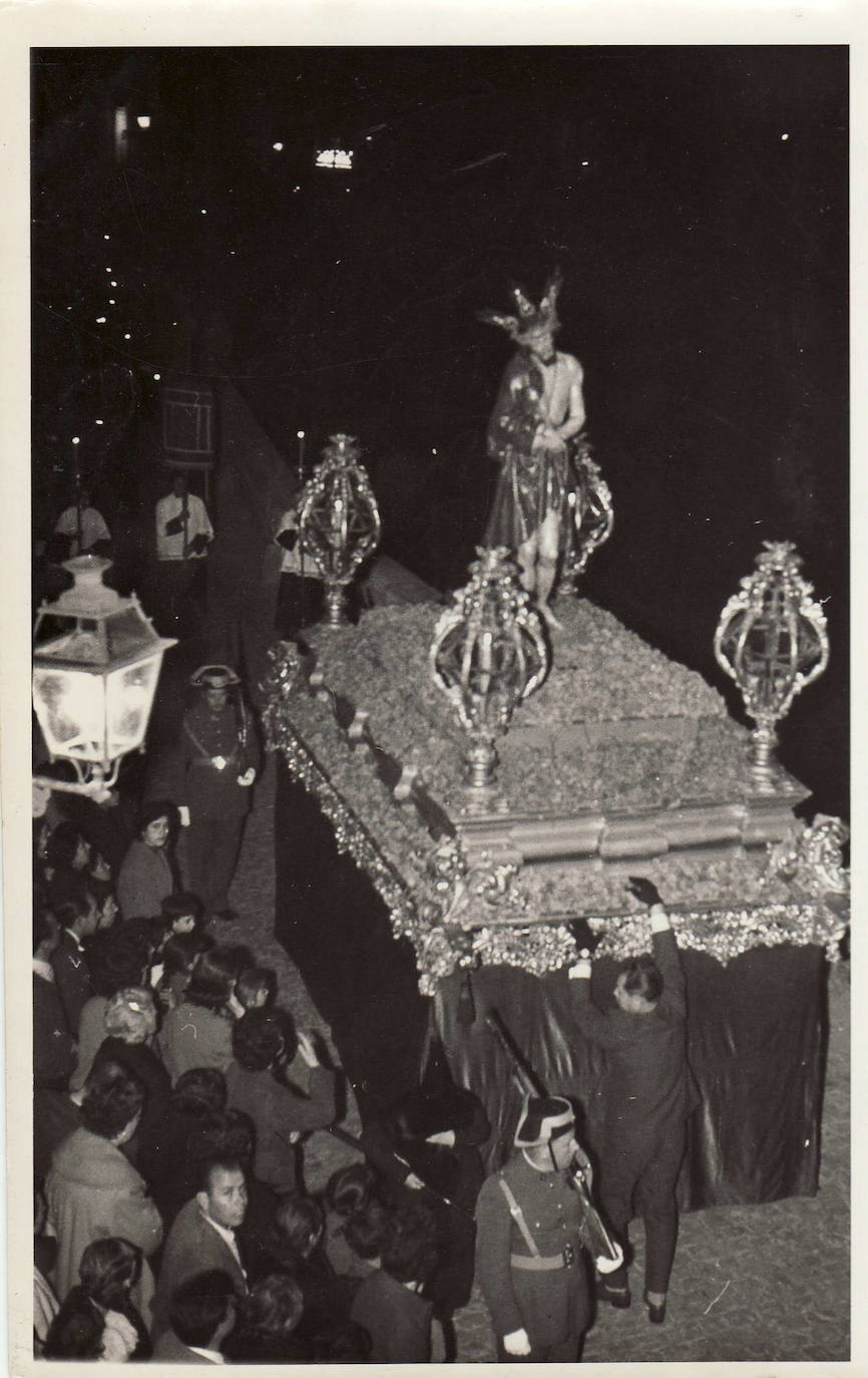 Jesús de la Sentencia en estación de penitencia por la Carrera del Darro en una imagen de fecha desconocida