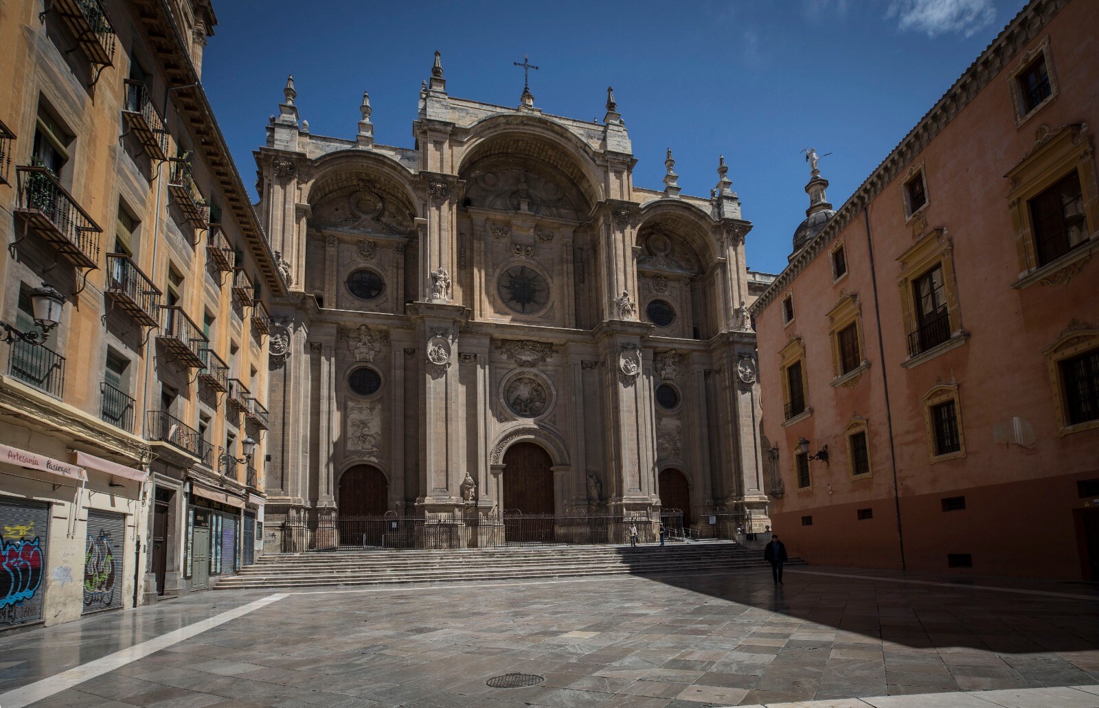 Recorremos, en plena cuarentena, las calles y plazas de la capital que constituyen el paso obligatorio de las estaciones de penitencia de las hermandades de la ciudad