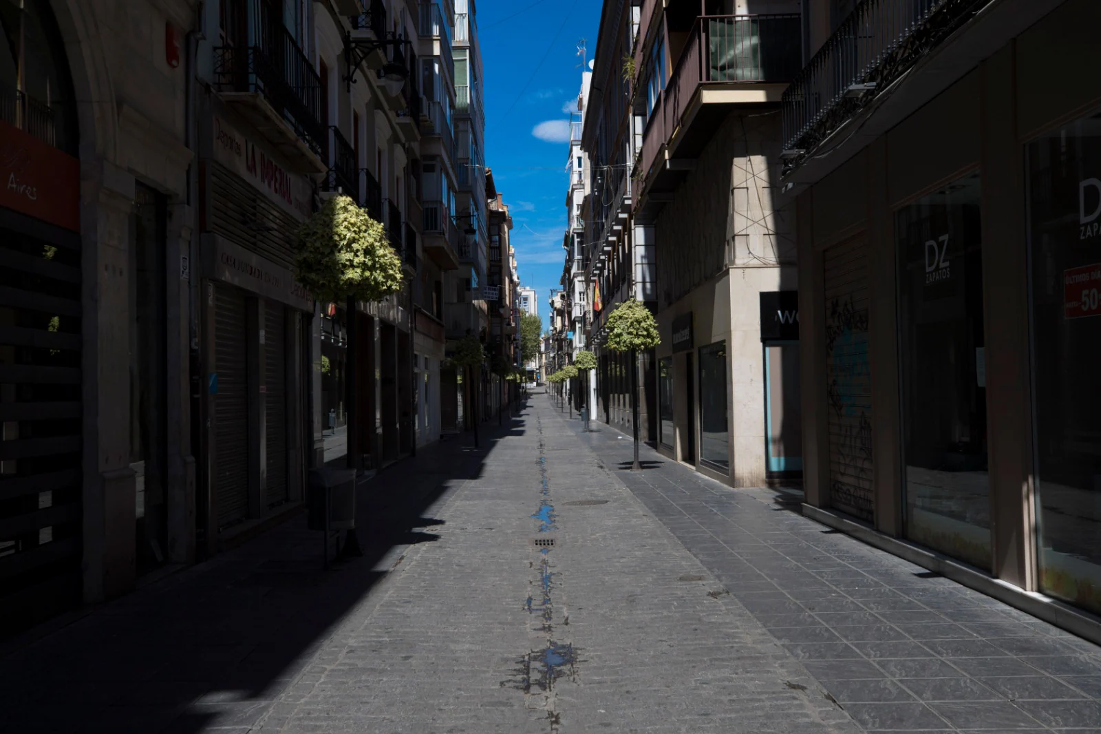 Recorremos, en plena cuarentena, las calles y plazas de la capital que constituyen el paso obligatorio de las estaciones de penitencia de las hermandades de la ciudad