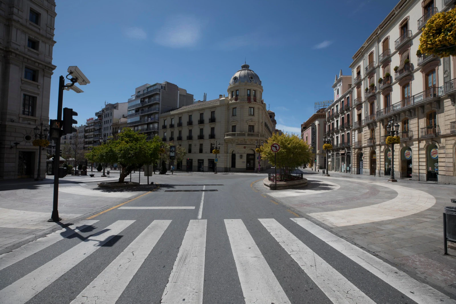 Recorremos, en plena cuarentena, las calles y plazas de la capital que constituyen el paso obligatorio de las estaciones de penitencia de las hermandades de la ciudad