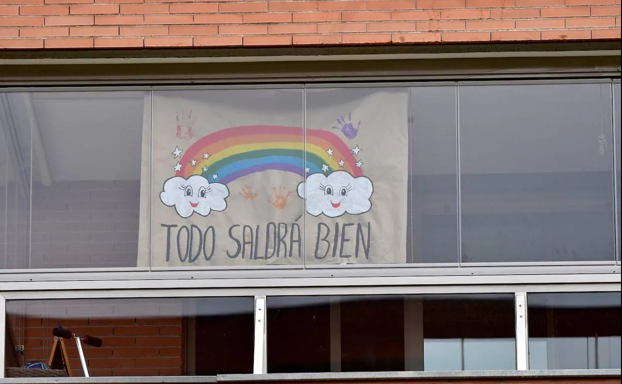 Un cartel de ánimo a los vecinos colgado en una ventana de una vivienda en Almería.