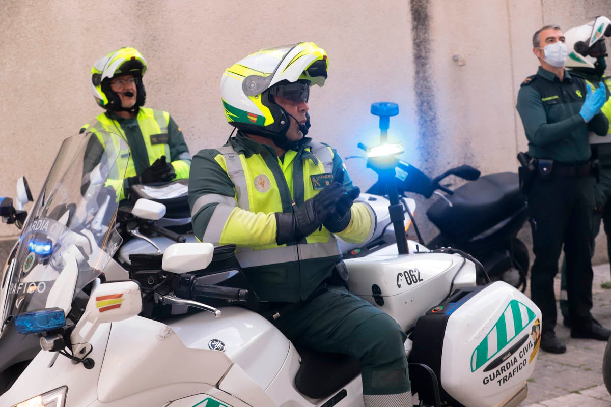 La Guardia Civil y la Policía Local amenizan las tardes a los vecinos y agradecen la labor del personal esencial con visitas y aplausos diarios