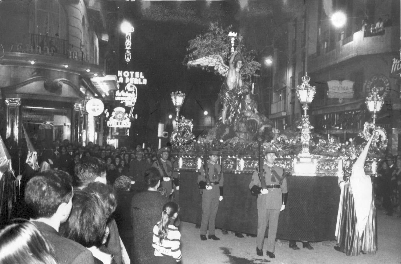 Estación de penitencia de Cofradía de la Oración de Nuestro Señor en el Huerto de los Olivos y María Santísima de la Amargura en 1964