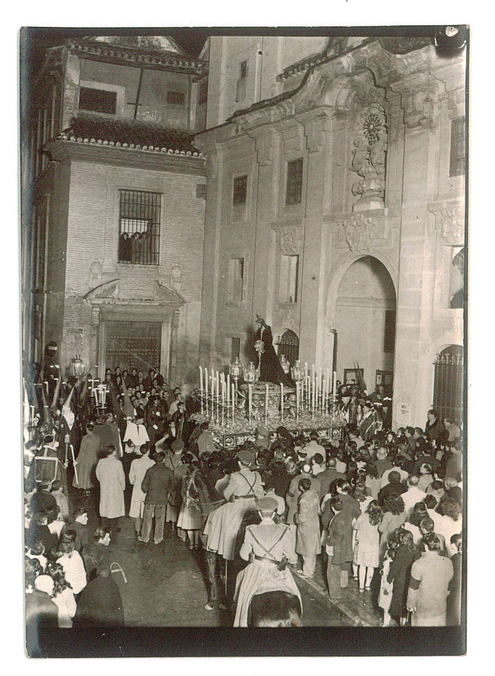 Preciosa imagen de Jesús del Rescate a las puertas de la iglesia de la Magdalena