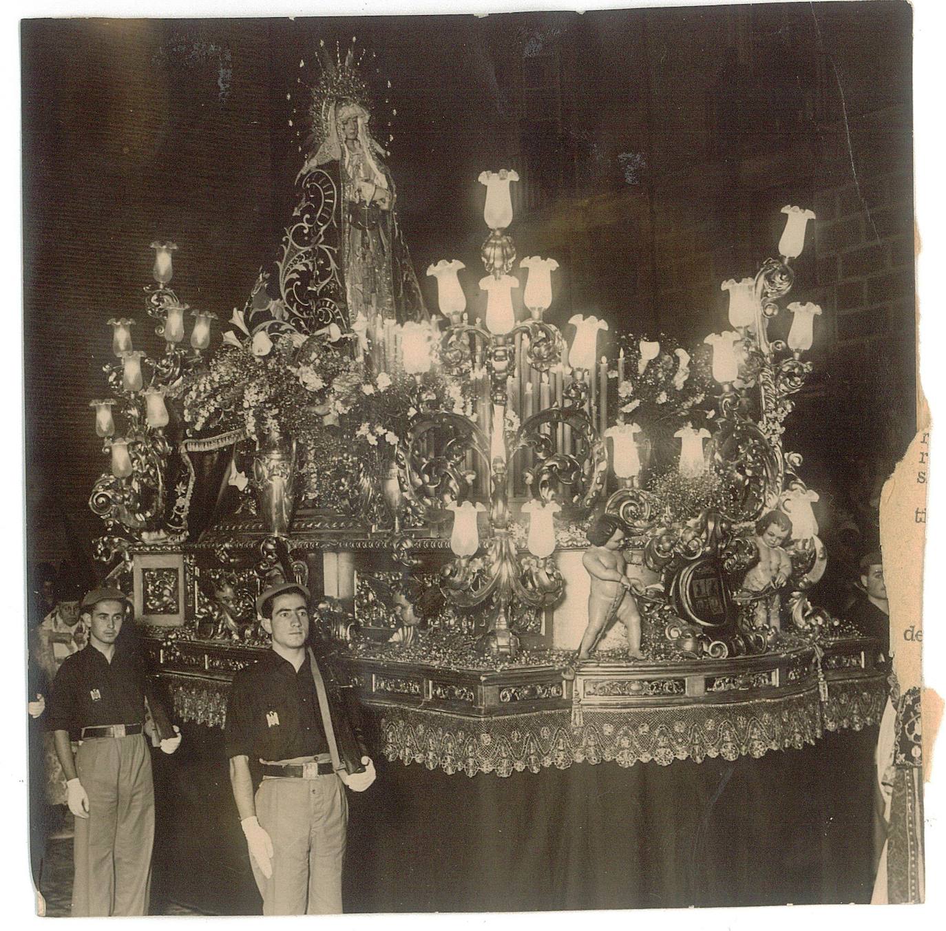 Martes Santo de 1946. La Esperanza en estación de penitencia por las calles de Granada