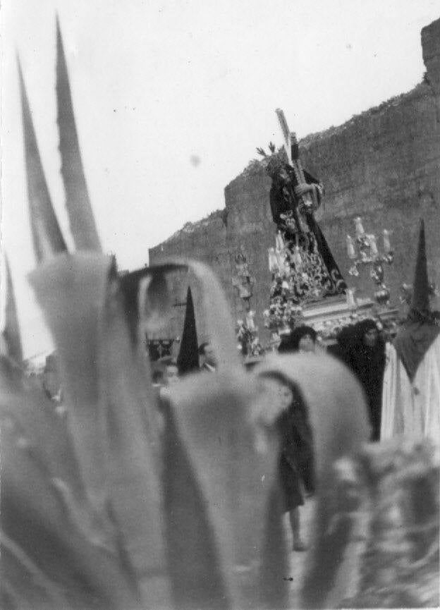 Paso de la imagen del Santísimo Cristo de la Amargura,barrio del Albaicín. Esta imagen despues procesionada como Gran Poder en la cofradía de la Esperanza